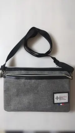 グレーのショルダーバッグ