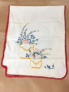 花の刺繍 赤いレース付きテーブルクロス　約94×38cm　カナダ　ビンテージ