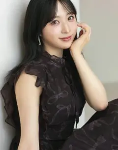 リボン＆フリル付きウエストシャーリングリボンプリントプリーツワンピース　茶