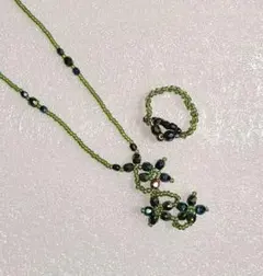 h*e様 緑色系ビーズの花モチーフネックレスとリングセット ハンドメイド