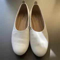 KISCO ホワイト フラットシューズ