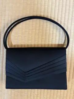 黒のクリスタル装飾クラッチバッグ yves Saint Laurent - メルカリ