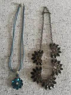 かなりお買い得！お洒落なフラワーネックレス２点セット