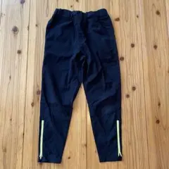 GU ジーユー　サイドジップ　テーパードパンツ　黒　140