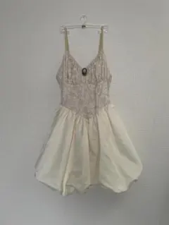 可愛いアイボリービクトリア朝スタイルのキャミソール バブルドレス