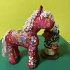手作り花柄赤い馬の置物