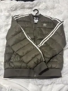 adidas ダウンジャケット カーキ