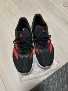未使用に近い　adidas 黒赤 スニーカー　27.5cm