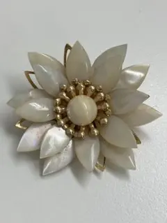 ヴィンテージ風 花形ブローチ　T.2073
