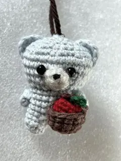 くまのあみぐるみキーホルダー 小さめ ハンドメイド 林檎カゴ付き