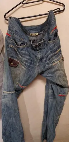 刺繍入り薄青デニムパンツ