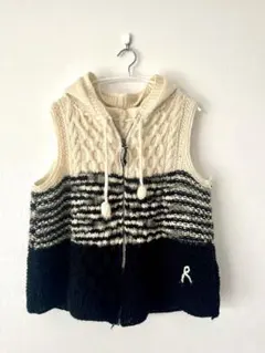 フード付きケーブル編みニットベスト