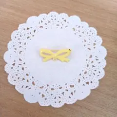 76.黄色いリボンのブローチ