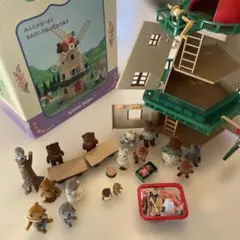 シルバニアファミリー 風の丘のお家＋人形17体＋洋服21着 まとめ売り