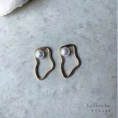 パールと変形フープ樹脂ピアス・ピアス・イヤリング
