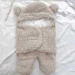 クマ耳付きボアおくるみ