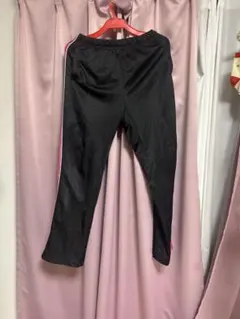 黒いジャージパンツ サイドピンクストライプ