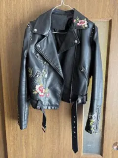 刺繍スタッズ付き黒ライダースジャケット