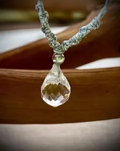 「一点物｜光を宿す雫 天然石マクラメネックレス」