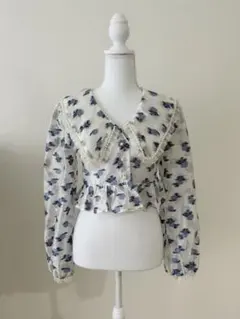 【Sister Jane】パール装飾 ビッグカラー 花柄ブラウス 長袖 ブルーのサムネイル