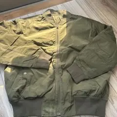 オリーブ色 ジップアップジャンパー