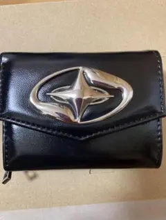 黒いレザー二つ折り財布 ロゴ付き