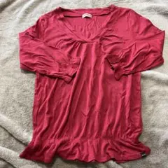 赤いVネック五分袖トップス