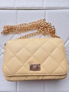 GU ジーユー　キルティングミニショルダーバッグ イエロー　ゴールド金具