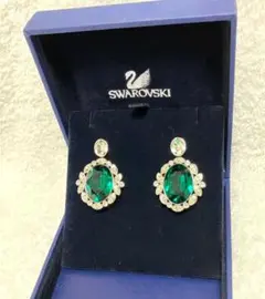 ★SWAROVSKI スワロフスキー ピアス【両耳用】 グリーン 大粒