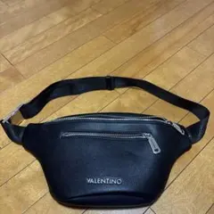 VALENTINO ブラック ボディバッグ