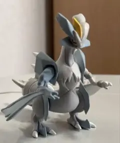 ホワイトキュレムフィギュア