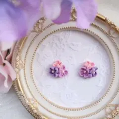 つまみ細工の紫陽花ピアス　イヤリング　ハンドメイド　スタッド　キャッチ　ちりめん