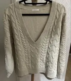 クリーム色 Vネック ケーブル編みニット♡