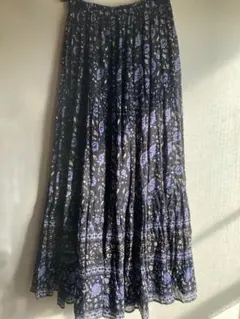 ヌキテパ　花柄ロングスカート 黒と紫のサムネイル