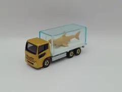 【最終価格】トミカ　金色サメ運搬トラックのサムネイル
