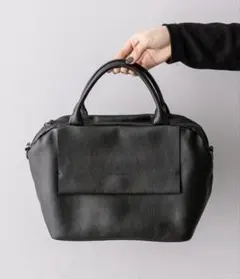 イアパピヨネ　レザーフラップバッグS ブラック