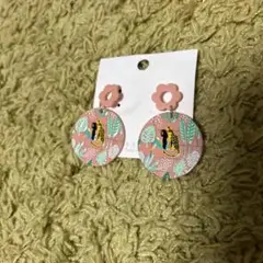 ピンクピアス　女の子に虎ちゃんが寄り添っているデザイン