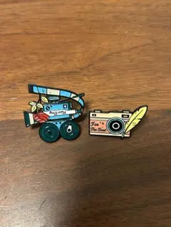 カメラ　ピンバッジ　2個セット