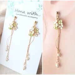 春の小花と淡水ピールのピアス 揺れる ピアス 白い花 緑 グリーン ホワイト