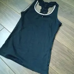 レースバックビジュー付きブラックタンクトップ