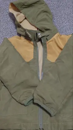 フード付きグリーンジャケット