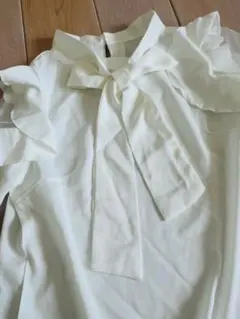 GRL上品ホワイト フリル リボンブラウス 半袖　タグ付
