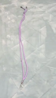 紫色のスマホストラップ