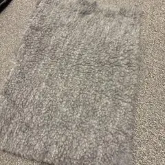 グレー