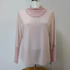 フリル付きネックのピンク長袖トップス