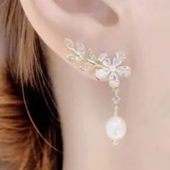花とパールのピアス　カジュアル　エレガント　個性的　アート　ゴールド調