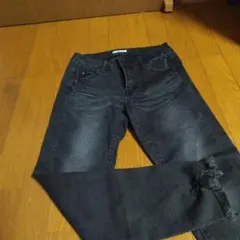 ブラックダメージデニムパンツ