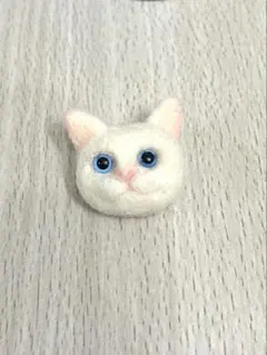 羊毛　白猫　ブローチ