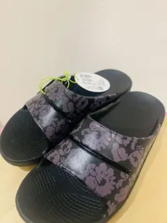 ウーフォス oofos サンダル フラワー柄のサムネイル