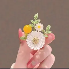 【即日発送‼️】新品！デイジー花と葉のブローチ　入学式　卒業式　北欧風